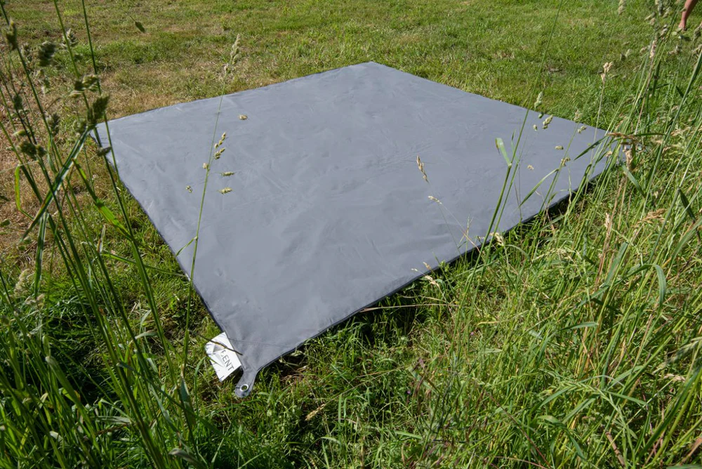 Zip Carpet gris foncé 01 Bent.webp